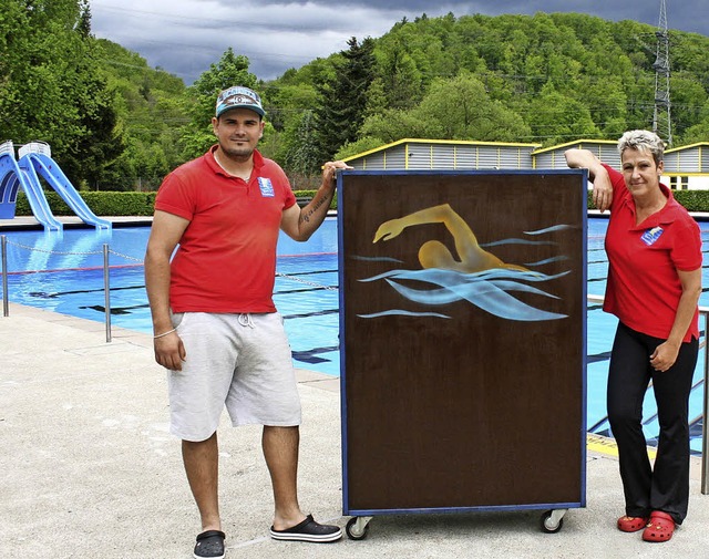 Neues Duo im Steinener Freibad: Schwim...n Rollis mit neuem Freibad-Logo vor.    | Foto: Ralph Lacher