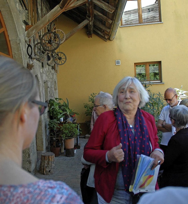 Siegrid Schulte vor einem der historischen Gebude in Binzen  | Foto: OUNAS