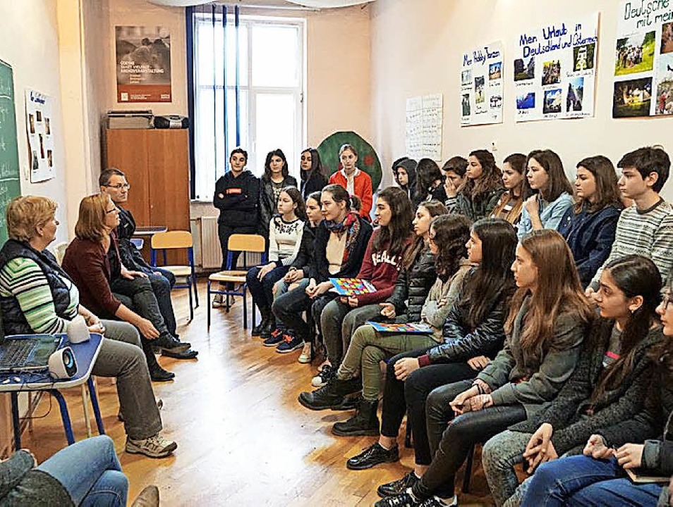 Georgische Schulklasse im Deutschunter... der Lehrer der Max-Planck Realschule   | Foto: Fotos: Privat
