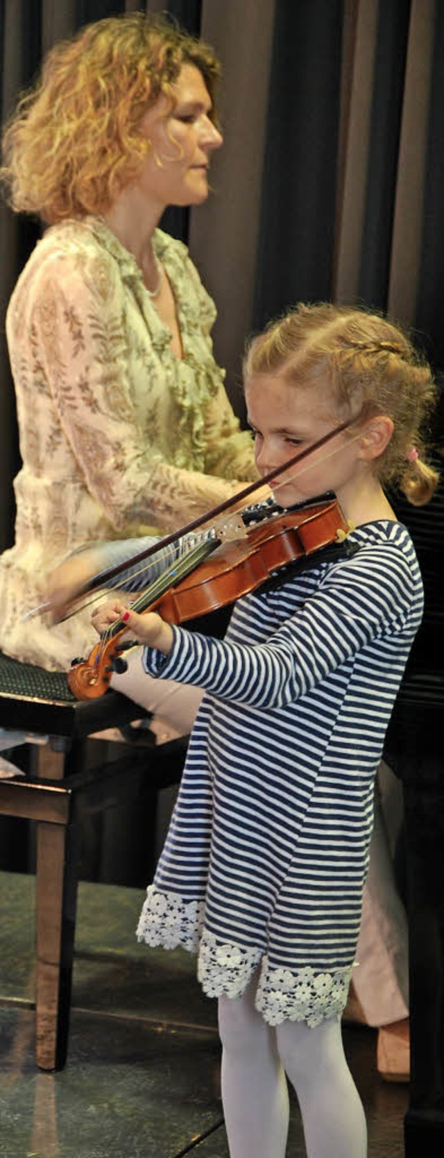 Erst sechs Jahre  alt, auf der Violine... Klavier begleitet von Petra Heinemann  | Foto: Alfred Lins