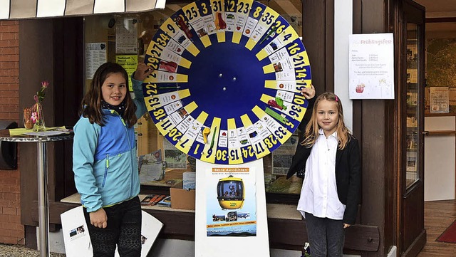 Bei der Touristinfo in Schnau konnten... am Glcksrad hbsche Preise gewinnen.  | Foto: u. jger