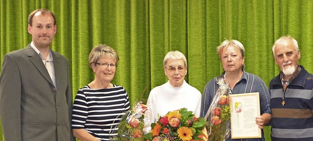 Vorsitzender Axel Lais dankt  Hanni Ma...links). Rechts Pfarrer August Schuler   | Foto: rasenberger