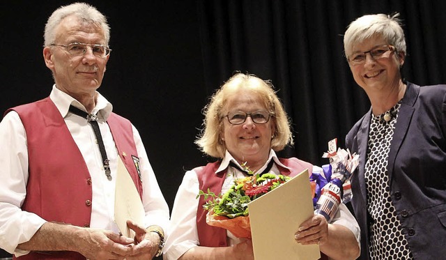 Gudrun Mller vom Oberbadischen Blasmu...tigkeit mit Urkunde und  Ehrennadel.   | Foto: Frowalt Janzer