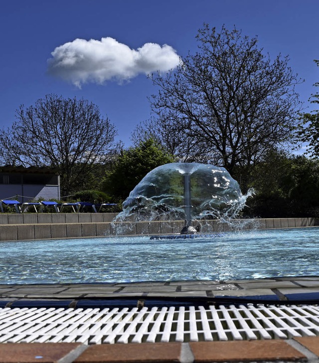 Blauer Himmel, blaues Wasser: Das Rhei...bad ist in die neue Saison gestartet.   | Foto: Ramona Rcker