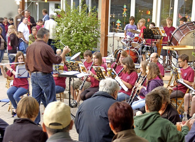 Es hat schon Tradition, das Konzert des Egringer Musikvereins im Hof der Schule.  | Foto: Archivbild: Senf