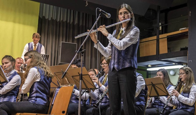 Leonie Meier trat beim Konzert der Mus... als Solistin mit  der Querflte auf.   | Foto: Bernhard Rein