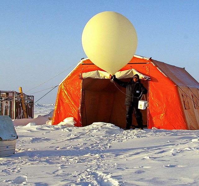 Wetterballon vor einer Forschungsstation in der Arktis.   | Foto: dpa