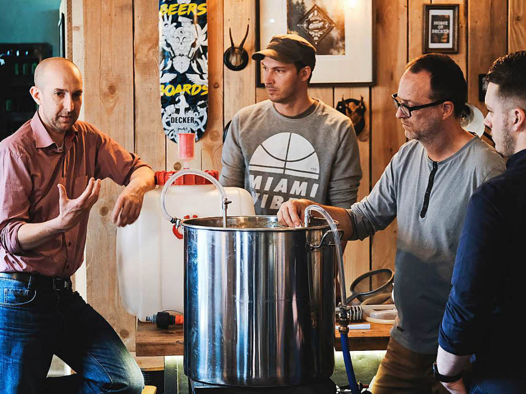 Biersommelier Andreas Fischer (links) und Kursteilnehmer