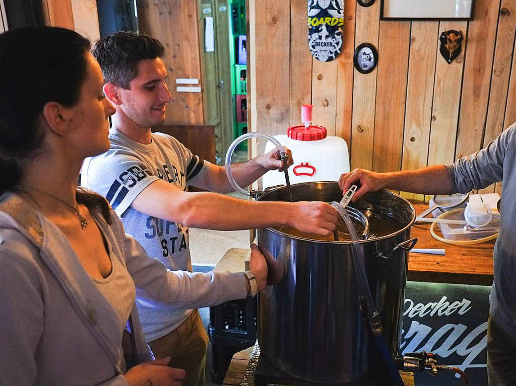 Beim fudder-Braukurs in der Decker-Garage haben die Kursteilnehmer an einem Tag ein fudder-Klsch gebraut. Hilfe gab’s von Bier-Sommelier Andreas Fischer.