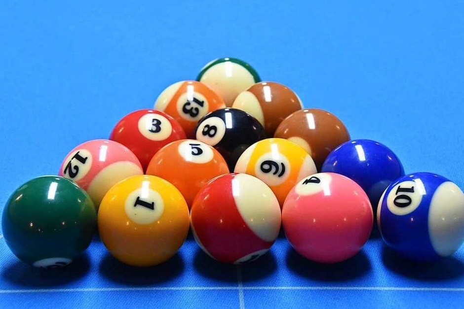 Die KJG Denzlingen hat die Denzlinger Bürgermeisterkandidaten zum Billard und Snooker spielen eingeladen. (Foto: Max Schuler) Die KJG Denzlingen hat die Denzlinger Bürgermeisterkandidaten zum Billard und Snooker spielen eingeladen. (Foto: Max Schuler)
