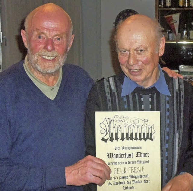 Jubilar Peter Fresle (rechts), der dem..., mit dem Vorsitzenden Bernd Meiner.   | Foto: Hermann-Josef Wolf