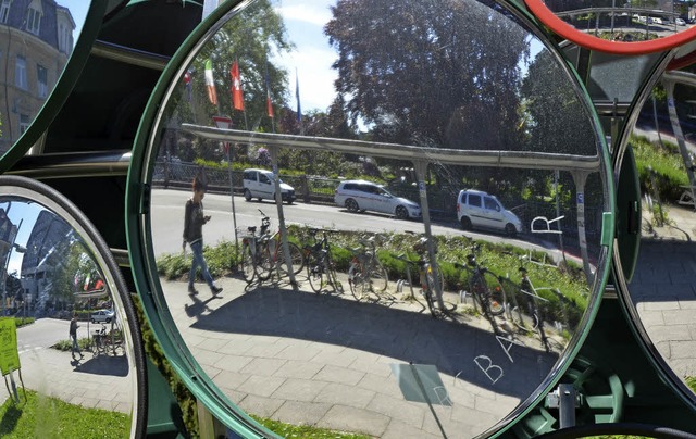 Eine Fugngerin, Fahrrder und Autos ...ich in der Spiegelkugel am Busbahnhof.  | Foto: Sarah Beha