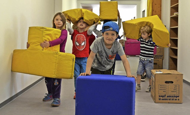 Packen beim Umzug mit an: Kinder des Burger Kinderhauses im Vorschulalter.  | Foto: Moritz Lehmann