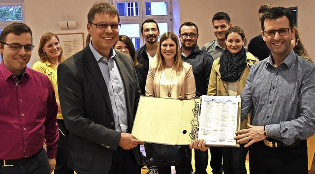 Bilanzbergabe: die Studenten mit ihre...ch (links) und Michael Bruder (Mitte)   | Foto: Jonas Hirt