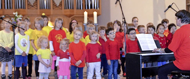 Gemeinsam sangen der Kinderchor aus Ma...ein kleines Stck ber Martin Luther.   | Foto: gabriele Rasenberger