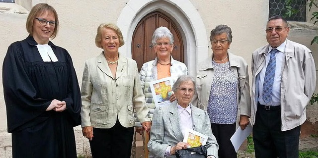 Pfarrerin Bertina Mller mit den Jubel...es Plattner (65) und Kurt Hemmer (65)   | Foto: zvg