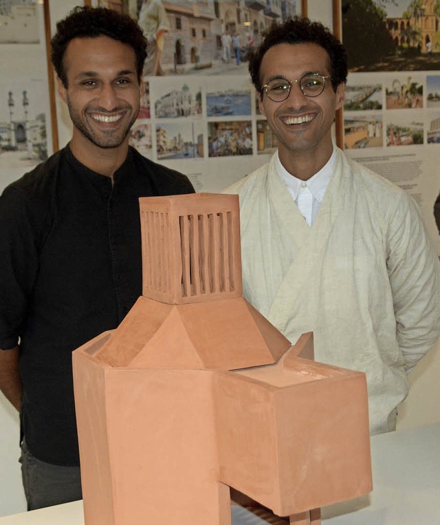 Rashid (links) und Ahmed bin Shabib vo...budes in ihrer Ausstellung bei Vitra   | Foto: Lauber