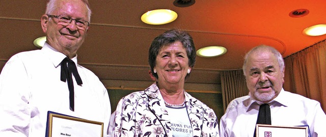 Max Baur (links) und Siegfried Mutter ...angjhrige Chormitgliedschaft geehrt.   | Foto: Ulrike Spiegelhalter