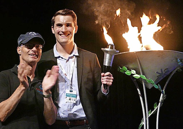 Sie brachten das olympische Feuer  in ...ehin beim Team der BSG Offenburg (r.).  | Foto: Seller