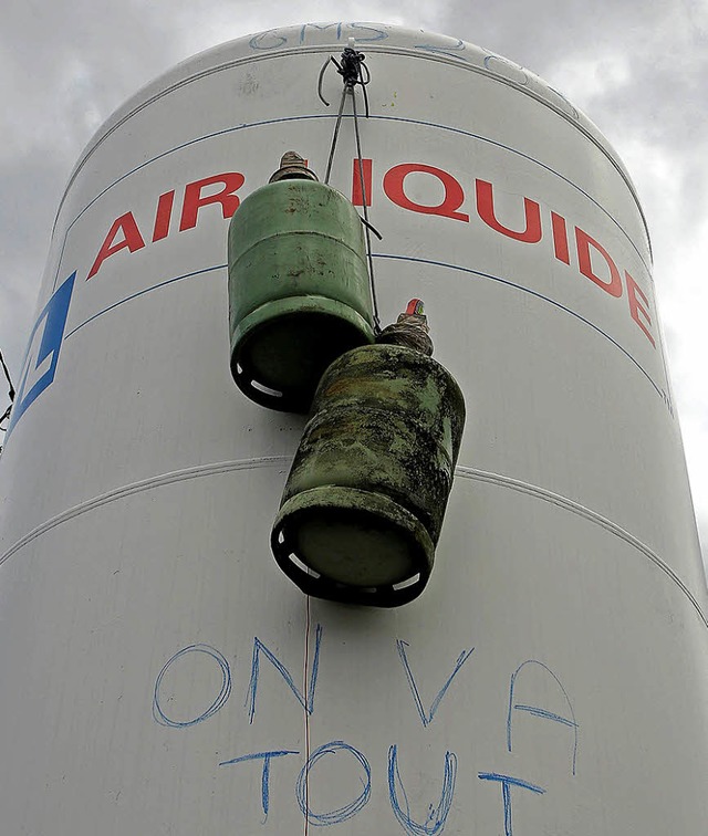 ber diese Gasflaschen soll die Fabrik gegebenenfalls gesprengt werden.   | Foto: AFP