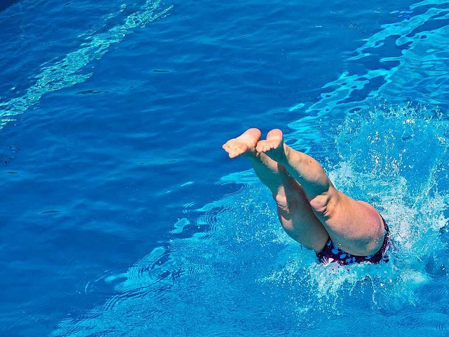 Wie geht es mit dem Freibad weiter?  | Foto: dpa