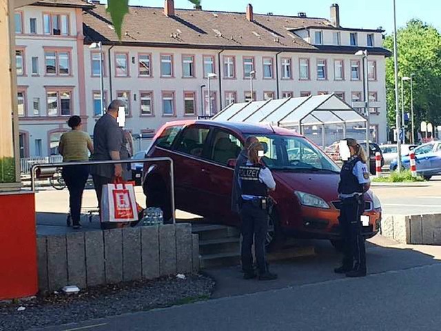 Nicht empfehlenswert: mit dem Auto auf die Treppe  | Foto: Privat