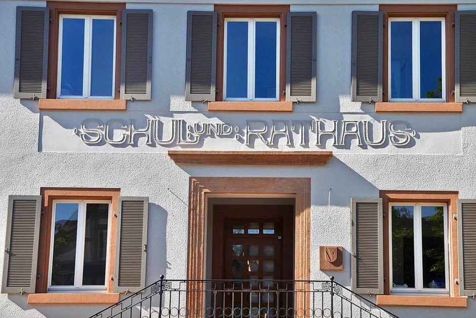 Die Inschrift beweist: Einst war das Rathaus zugleich Schulhaus. (Foto: Herbert Geisler) Die Inschrift beweist: Einst war das Rathaus zugleich Schulhaus. (Foto: Herbert Geisler)