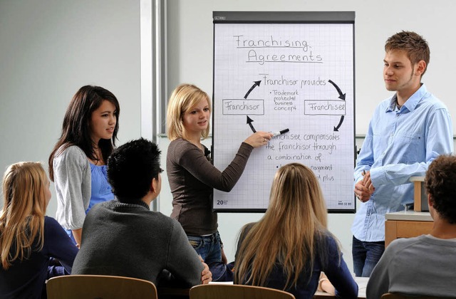 Duales Studium: Theorie und Praxis im ... Studierenden und Unternehmen  gut an.  | Foto: DHBW/Juri Junkov