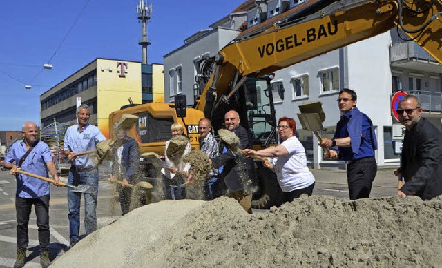 Symbolischer Spatenstich: Die Grobaus...ch-Strae ist   offiziell in Betrieb.   | Foto: Gerhard Walser