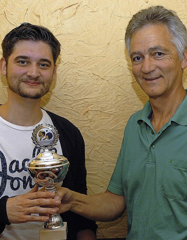 Vorsitzender Felix Braun berreichte V...ister Steffen Braun (links) den Pokal.  | Foto: J. Schweizer