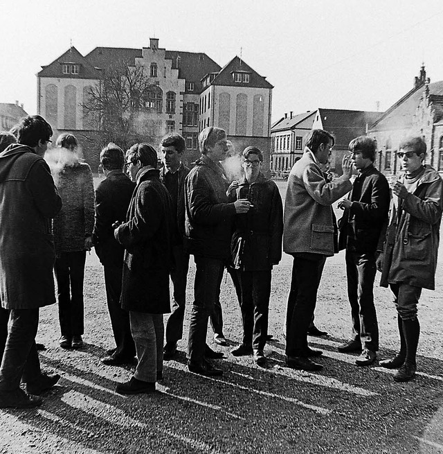 Rauchertreff der Oberstufenschler auf...ums, heute die Karl-Friedrich-Schule.   | Foto: Armin E. Mller