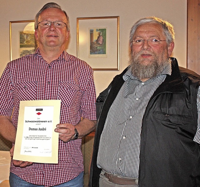 Karl Riexinger (rechts) ehrte Andr Du...in der  Schwarzwaldvereinsortsgruppe.   | Foto: Dorothe Kuhlmann