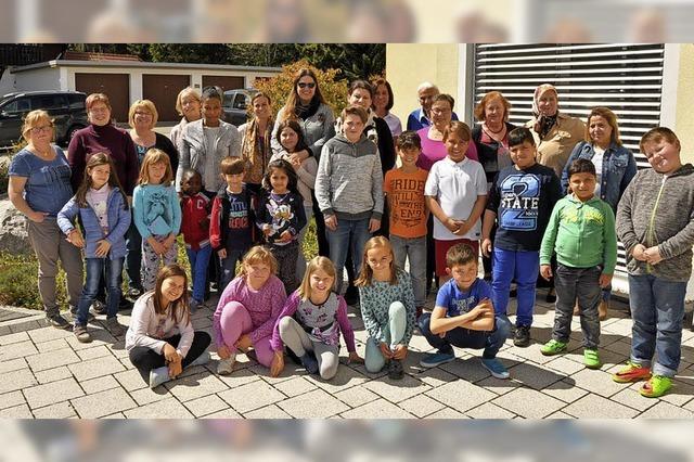 Kinder spenden fr das Caf