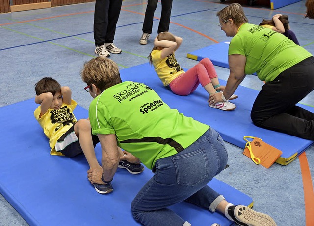 Wie viele Sit-ups schafft man in 40 Se...tere bungen absolvierten die Kinder.   | Foto: Horatio Gollin