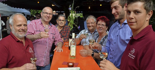 Gnter (links) und Florian (rechts) Ka...in ihrem Weingut in Efringen-Kirchen.   | Foto: Marco Schopferer