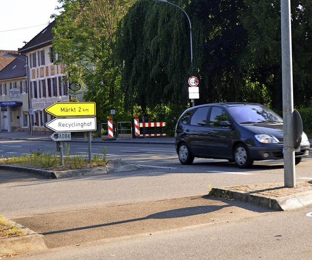Ein Bro prft nun die Mglichkeit ein...rs an der B3-Kreuzung in Eimeldingen.   | Foto: langelott