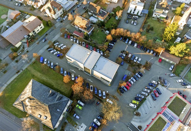 Das kaum benutzte Parkhaus (Mitte) kommt wieder weg.   | Foto: spether