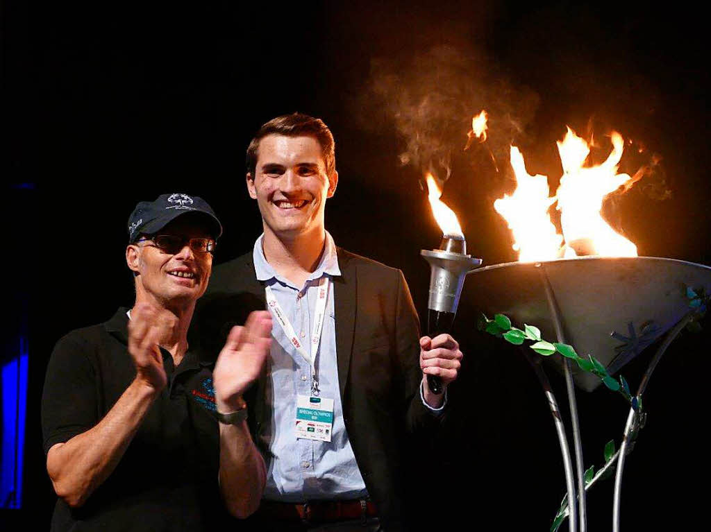 Sie brachten das olympische Feuer  in die voll besetzte Oberrheinhalle: Wolfgang Ortstein (l.), der von Luca Wernet, dem Vorsitzenden der Sportjugend der Special Olympics Baden-Wrttemberg,  begleitet wurde.