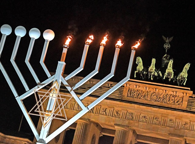 Jdisches Lichterfest in Berlin: Vor d... wird ein Chanukka-Leuchter entzndet.  | Foto: DPA