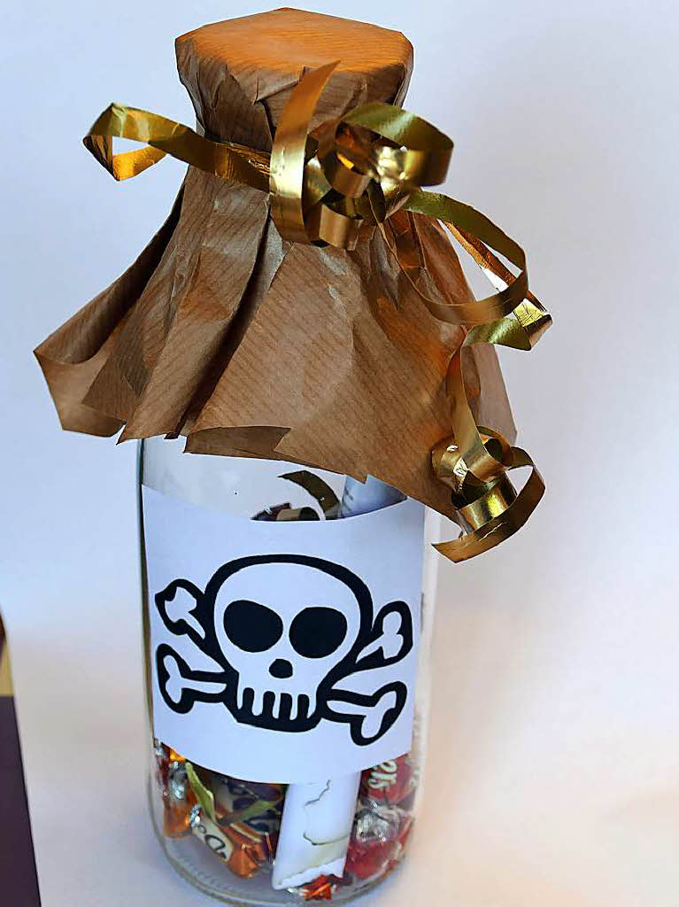 Zum Schluss kannst du Geschenkpapier, oder auch Stoff, um den Deckel wickeln und mit einer Schnurr befestigen. Und fertig ist deine Flaschenposteinladung!
