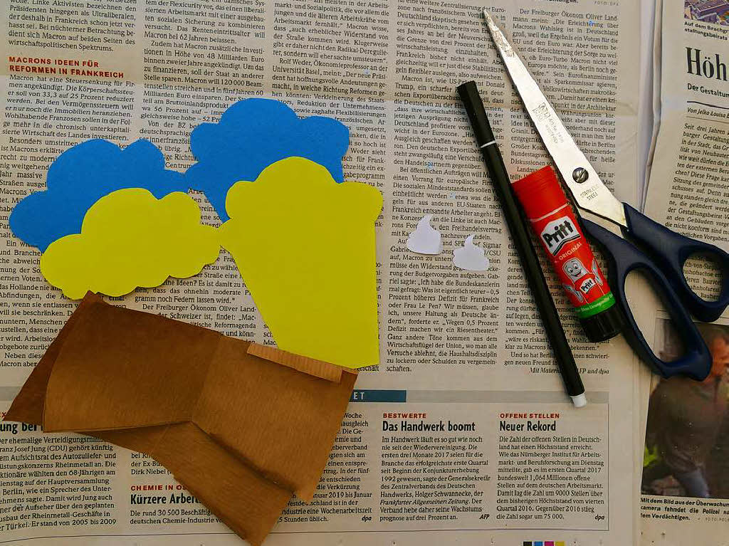 MUFFINS Was du bentigst: Buntes Papier, Backpapier, Schere, Kleber und einen Stift.