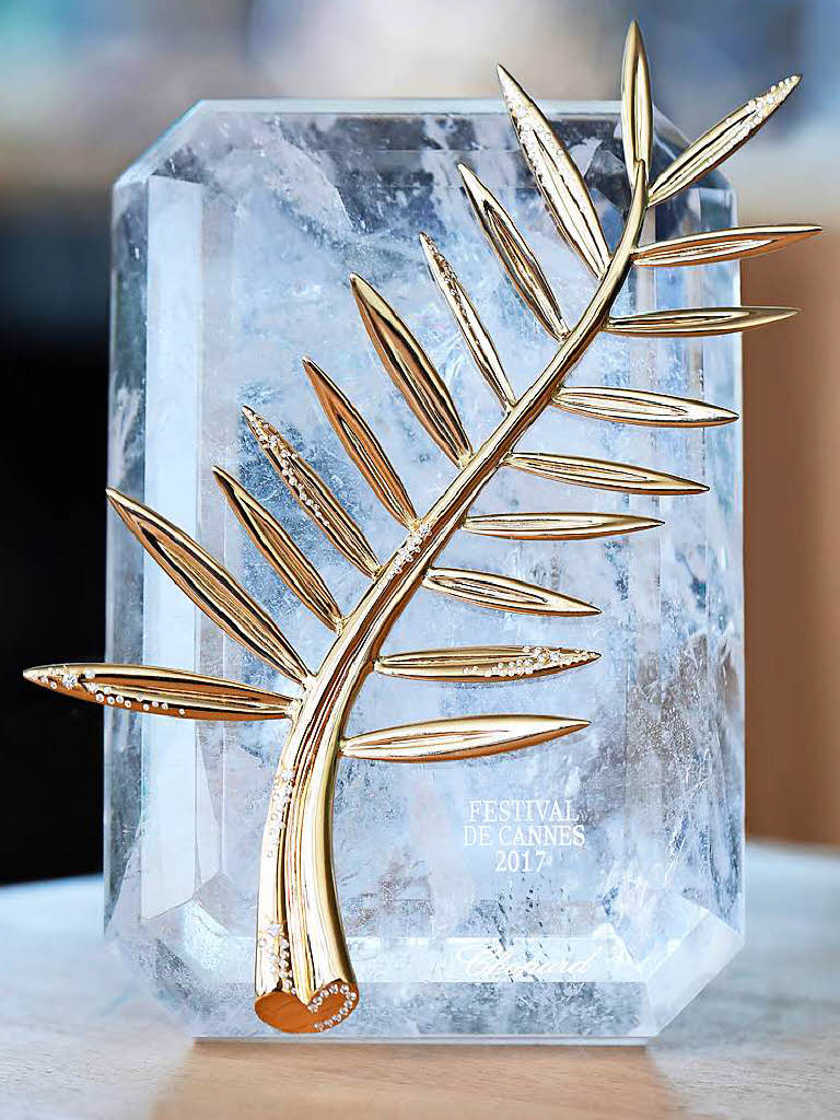 Mit 167 Diamanten besetzt ist die hei begehrte Trophe des Filmfestivals von Cannes anlsslich seines 70. Geburtstags. Nach Angaben des Juweliers Chopard legen sich die Edelsteine "wie Sternenstaub" ber das goldene Palmblatt.