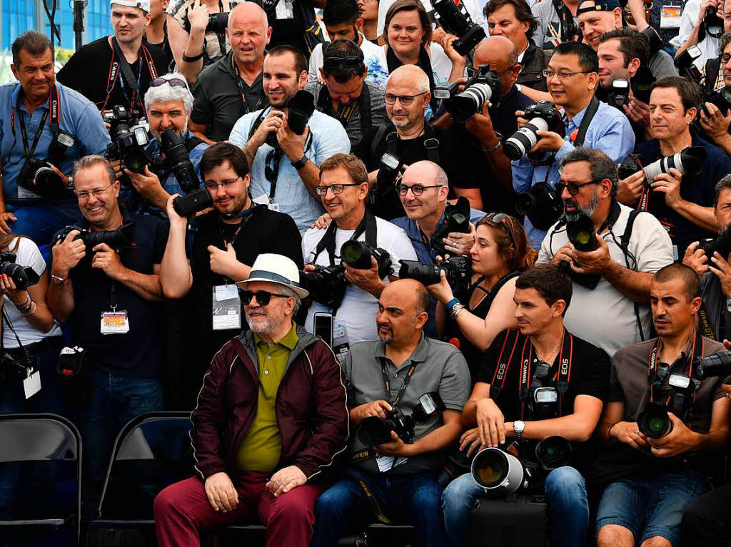 Pedro Almodovar, Jurymitglied nd spanischer Filmregisseur, posiert in der Schar der Fotografen.