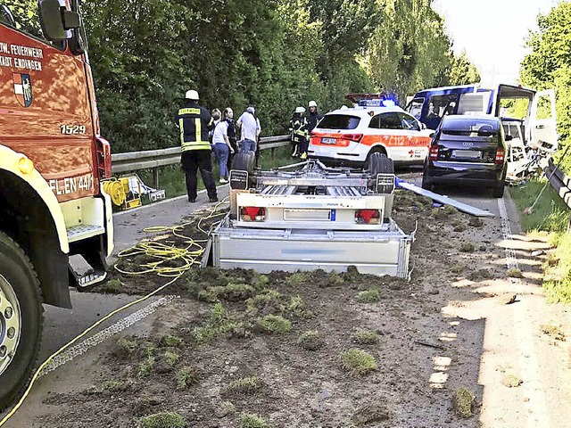 Schwerer Unfall am Mittwochabend auf d...e Strae war mehrere Stunden gesperrt.  | Foto: Feuerwehr Endingen