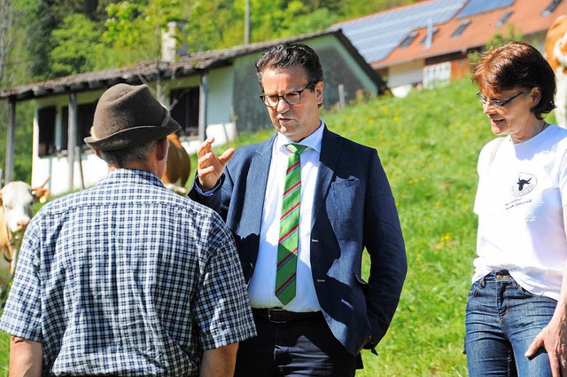 Peter Hauk lie sich von Landwirt Bene...leme der Hhenlandwirtschaft erklren.  | Foto: Nicolai Kapitz
