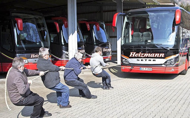 Dieser Bus muss beim Wettbewerb  20 Meter weit gezogen werden.   | Foto: Privat