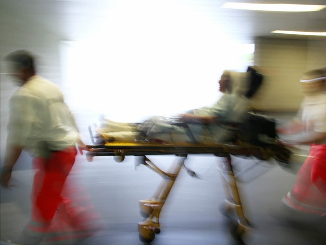 Ein Schwarzfahrer hat einen Zugbegleiter krankenhausreif geprgelt.  | Foto: dpa