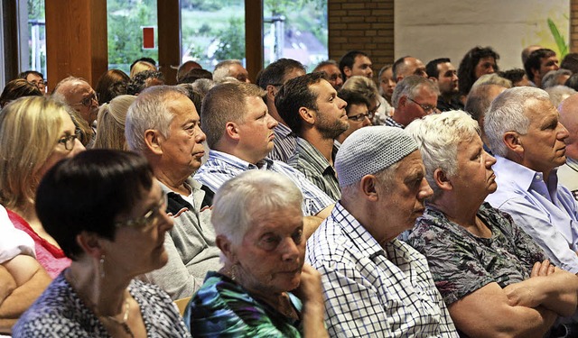 Interessiert folgten rund 200 Einwohne...rungen von Brgermeister Harald Lotis.  | Foto: Franz