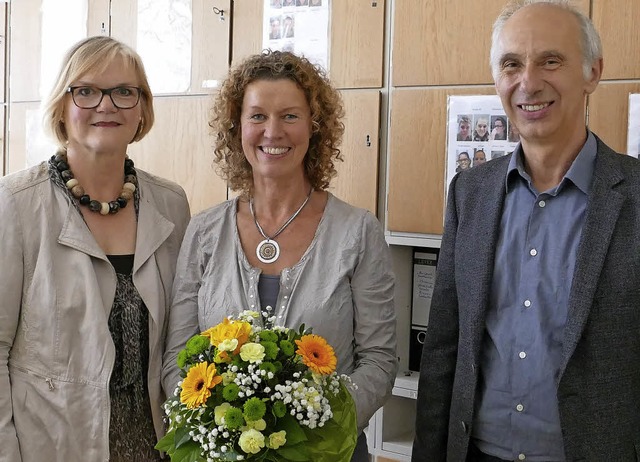 Carmen Goedecke (Mitte) wurde nun offi...auer berreichten einen Blumenstrau.   | Foto: Marie Wintergerst