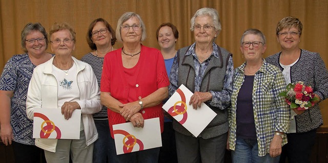 Prsentieren zusammen mit dem Vorstand...k, Rita Schssele und Elsa Schmieder.   | Foto: Wolfgang Beck